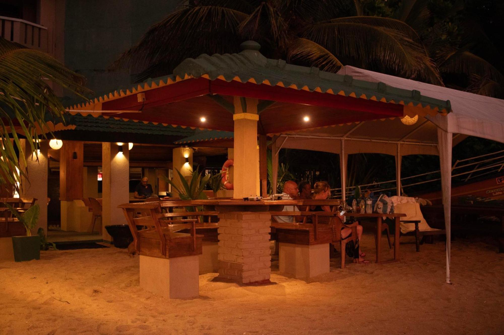 Hotel Coconut Bar Sea Lodge 베루왈라 외부 사진