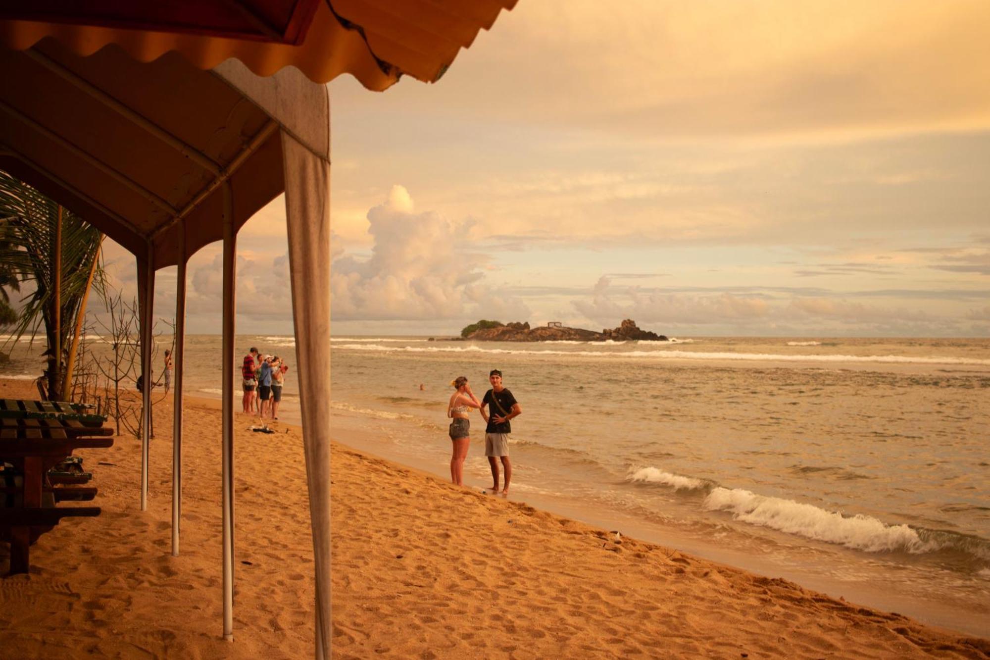 Hotel Coconut Bar Sea Lodge 베루왈라 외부 사진